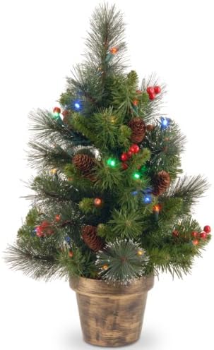 חברת העצים הלאומית עץ חג המולד המלאכותי לפני מואר, ירוק, אשוח קרסטווד, אורות צבעוניים, מעוטרים באונו של אורן, אשכולות פירות יער, ענפים חלביים, כולל בסיס סיר, 2 רגל